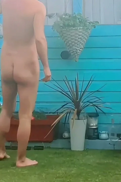 Bahçemde çıplak (çeşitli günler)