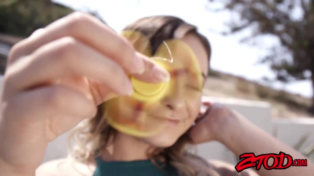 Küçük titted genç cleo cadaloz gets gergin tarafından dev şişman horoz