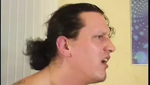 Sevimli esmer yapay penisten gerçek yaraklara dönüşür ve güzel bir çift patlama alır