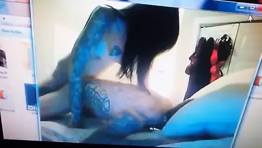 Strapon onu inletiyor