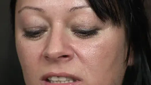 Alman esmer orta yaşlı seksi kadın oyuncu seçmelerinde sikişmek yerine seks oyuncağıyla oynuyor