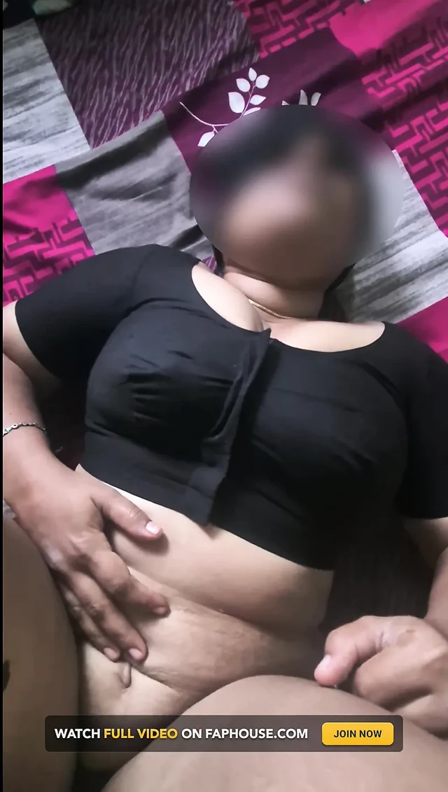 Siyah bluzlu seksi desi ev hanımı sert sikiliyor ve amcığı dölleniyor