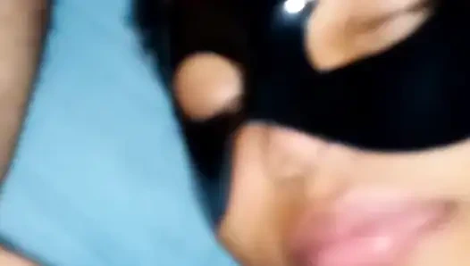 Üvey baba üvey kızına ilk kez gırtlağına kadar almayı ve işemeyi öğretiyor