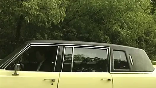 Çekici Alman sürtükler ateşli dörtlü sekste sikiliyor