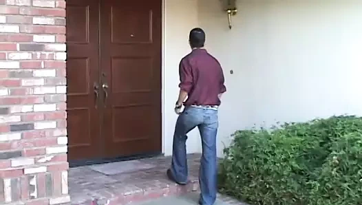 Seksi Asyalı delikanlıyı ateşli eğlence için davet ediyor