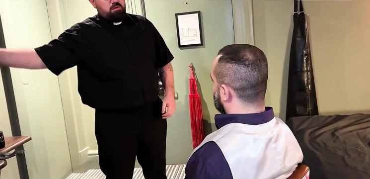 Assorcist: eşcinsel ayı rahip bdsm
