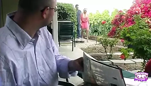 Sigara içen ateşli sarışın hatun açık havada başka bir adamın önünde yalanıyor ve sikiliyor