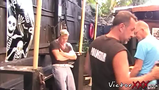 Siyah eşcinsel göt dolma ile beyaz olgun çük sonra oral seks