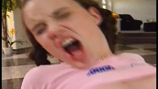 Seksi genç kız kız arkadaşının ıslak amını yaladıktan sonra büyük bir adam tarafından sikiliyor