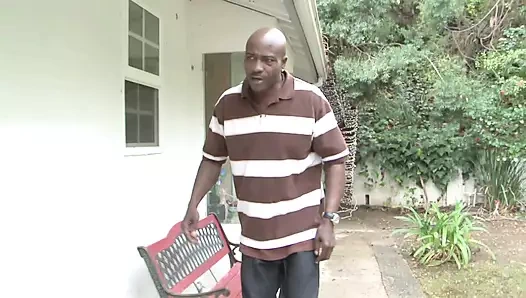 Seksi fahişeler seksi iç çamaşırlarıyla sikiliyor ve yüzüne boşalıyor