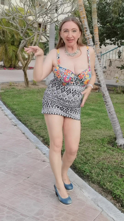 Swimimg takım elbiseli ninenin piliceği