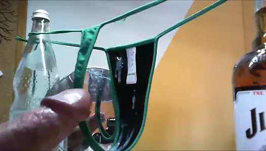 Sexy String GF Freundin vollgespritzt cumshot sperma wank