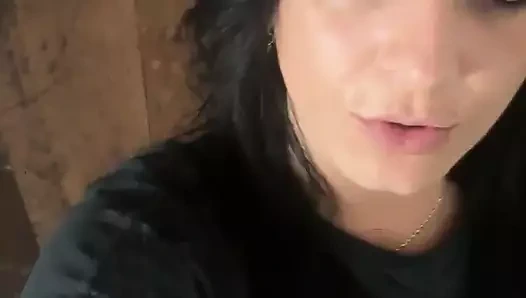 Aç amcıklı güzel orta yaşlı seksi kadın tuvalete işiyor, işiyor yakın çekim 182