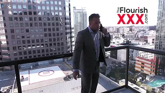 Chad White balkonda ve duşta keira croft ile seks yarışması