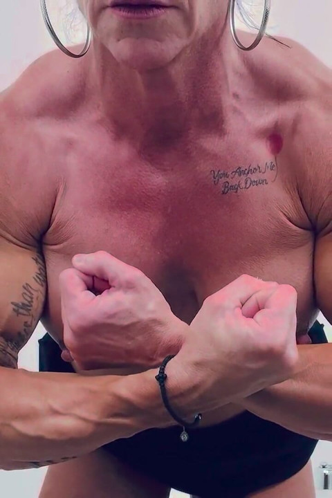 Kandy Flexes duşta