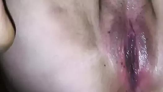 Fışkırtıyor ve büyük zenci yarağıyla sikişiyor