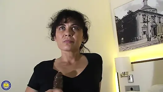 Azgın olgun bayan kıllı amcığını büyük seks oyuncağıyla dolduruyor