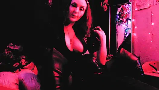 Lastik köle amcık yalama eva lateks kadın egemenliği çizmeler fetiş bdsm sapık büyük götlü orta yaşlı seksi kadın