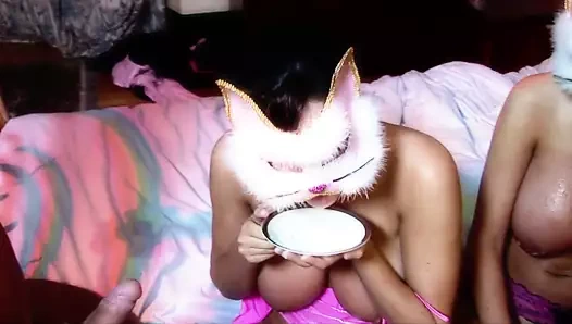 İki sert yaraklı iki büyük memeli kedi kadın