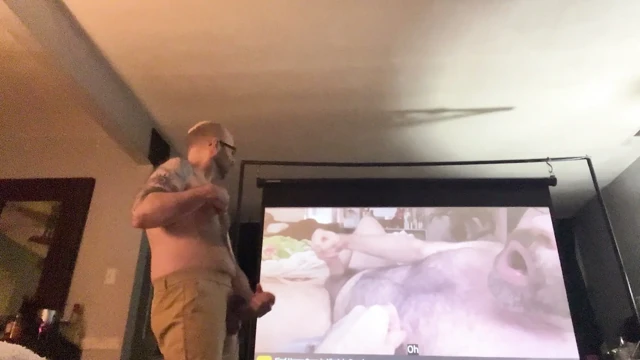 Baba, seninle çektiği videoyu izleyerek otuzbir çekiyor