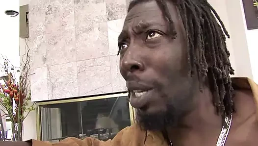 Siyah arkadaşıyla eğleniyor