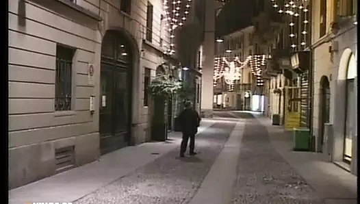 İri göğüslü sürtük azgın bir müşteri tarafından amını ve göt deliğini siktiriyor