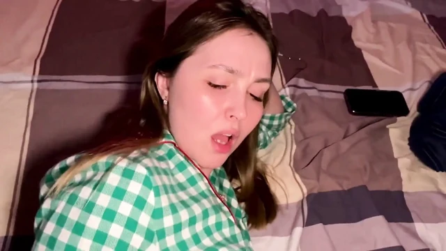- Sikin götüm için çok büyük, amında daha iyi sikiş!. Üvey oğul üvey annesinin götüne giremedi ve amcığını sikmeye karar verdi!