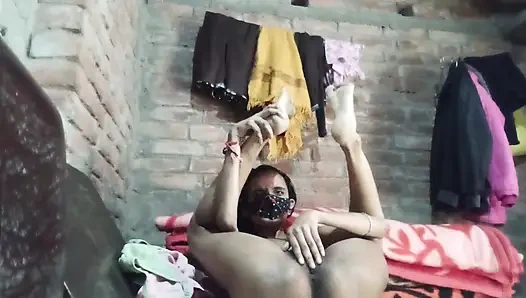 Desi kıllı amcık ve götü net bir şekilde görmek için 3 parmak ve bacakla esnetme.