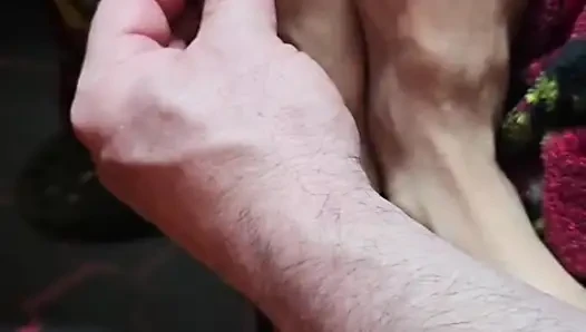 Melove seksi küçük küçük ayakları temizliyor