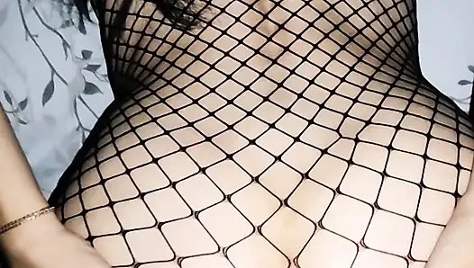 Seksi çift güzel bir ev yapımı videoda anal seks yapıyor