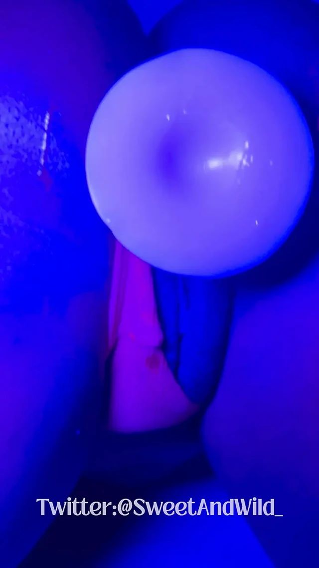 Zenci tanrıça sızdırıyor: neon tanga ve dildo fışkırtıyor