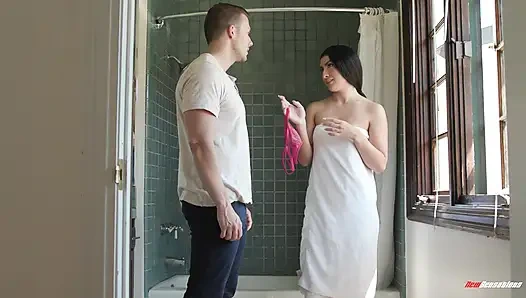 Üvey kız kardeş Angelina Red'in pembe külotu yarağı için sırılsıklam