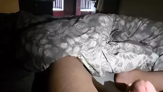 Üvey anne gecenin ortasında üvey oğlu büyük tombul yarakla mastürbasyon yapıyor