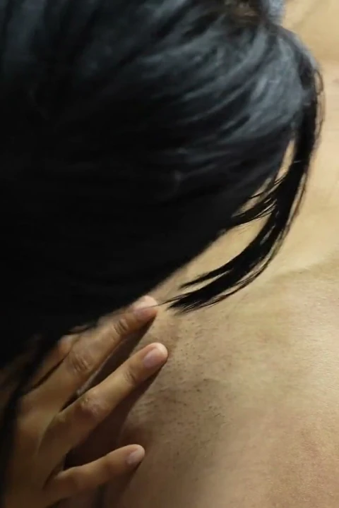 Seksi üvey kız kardeşim penisimi emiyor