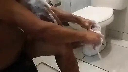 Banyoda çekim yapan meslektaşı