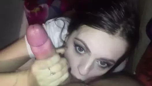 18enne italiana fa un pompino e si fa scopare dopo una festa