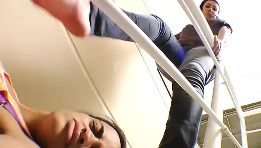 Lezbiyen karateke büyük ayaklar - agresif ve sansasyonel