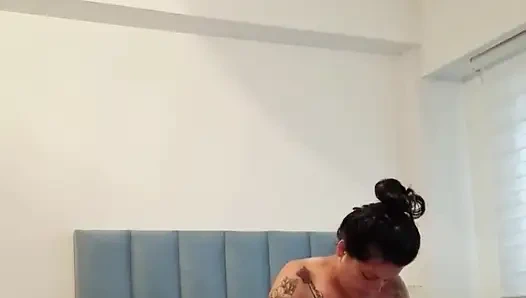 Ben temizlik yaparken büyük göğüslerimi arzuladı, bu yüzden mecburum