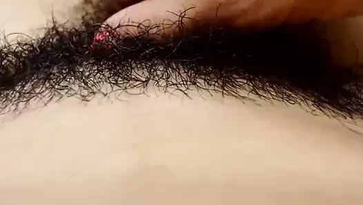 Meksikalı sürtük parmaklarını kıllı kedi içinden çalıştırıyor