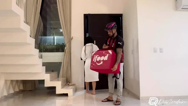 Evime yemek getiren bir kuryeyle seks yaptım