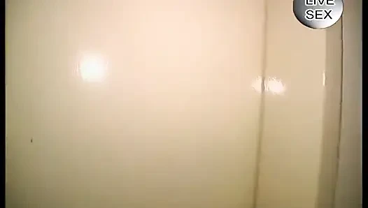 Çoraplı sarışın fahişe sert sikişmeden önce yumrukla sikiliyor