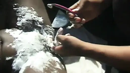 Siyah güzellik tıraşlı amını açık havada sert sikiyor
