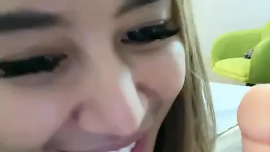 Erkek arkadaşı tarafından şımartılmayı seven güzel bir kadın ünlü bir kadın
