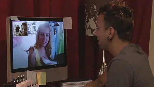 Anne babası evde yokken üvey kız kardeşini sikiyor