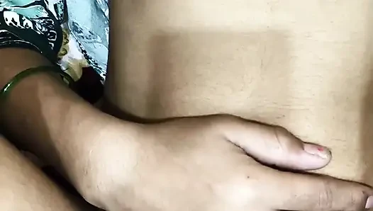 Kız arkadaşının iki bacağını da kaldırıyor. Kız arkadaş acımasızca sikiliyor