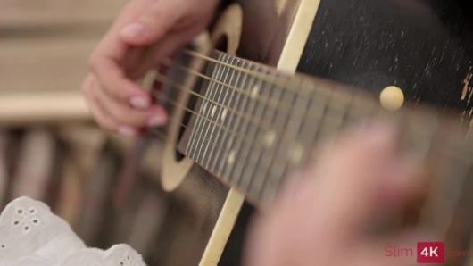 Ashly Rabbit - 4k - seks öncesi olarak gitar çalıyor