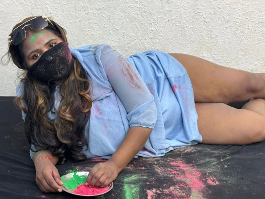 Üvey kız kardeş ve üvey erkek kardeş holi'yi kutluyor