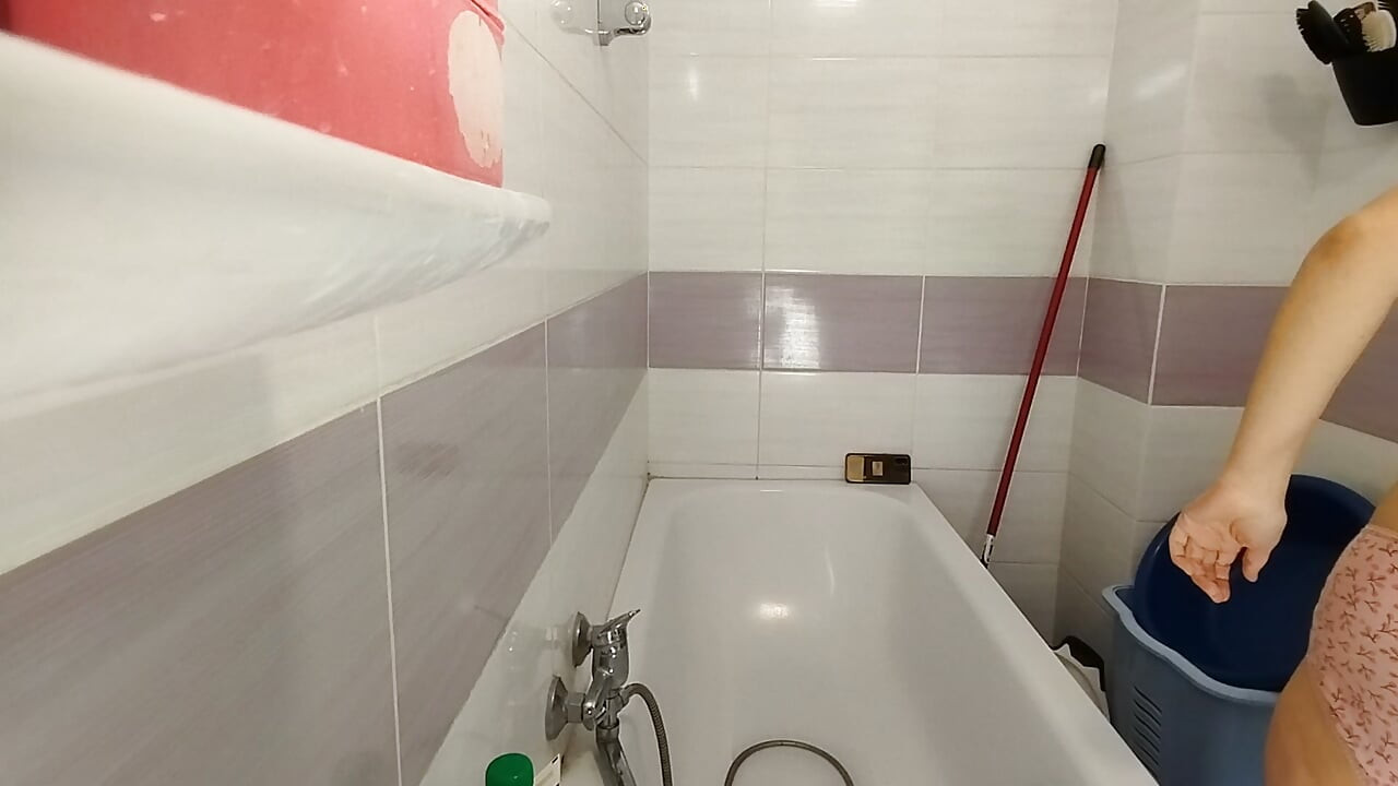 Amateur mom shaves her pussy hair.