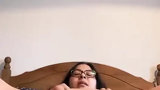 Göt ve amcık yayan Asyalı iri güzel kadın