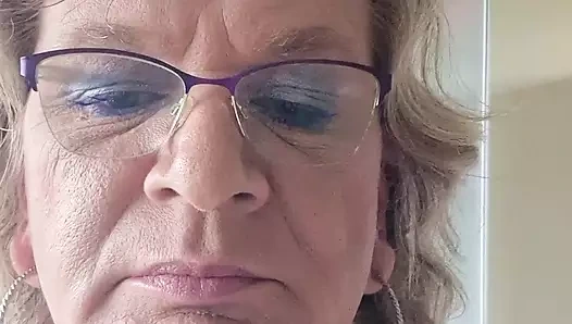 Aynı anda iki sigara içiyor